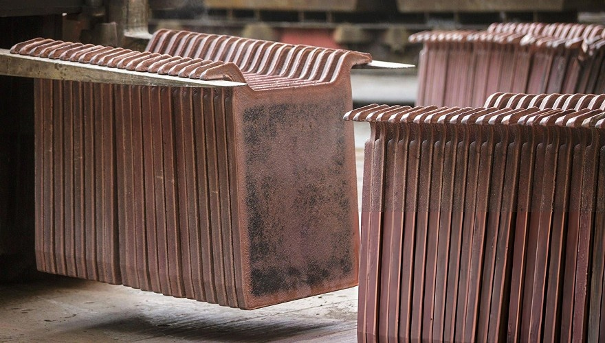 Cast copper anodes on the casting line